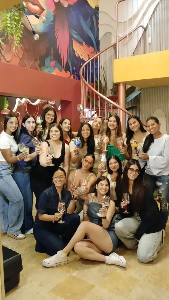 Grupo de amigas brindando con sus copas pintadas a mano