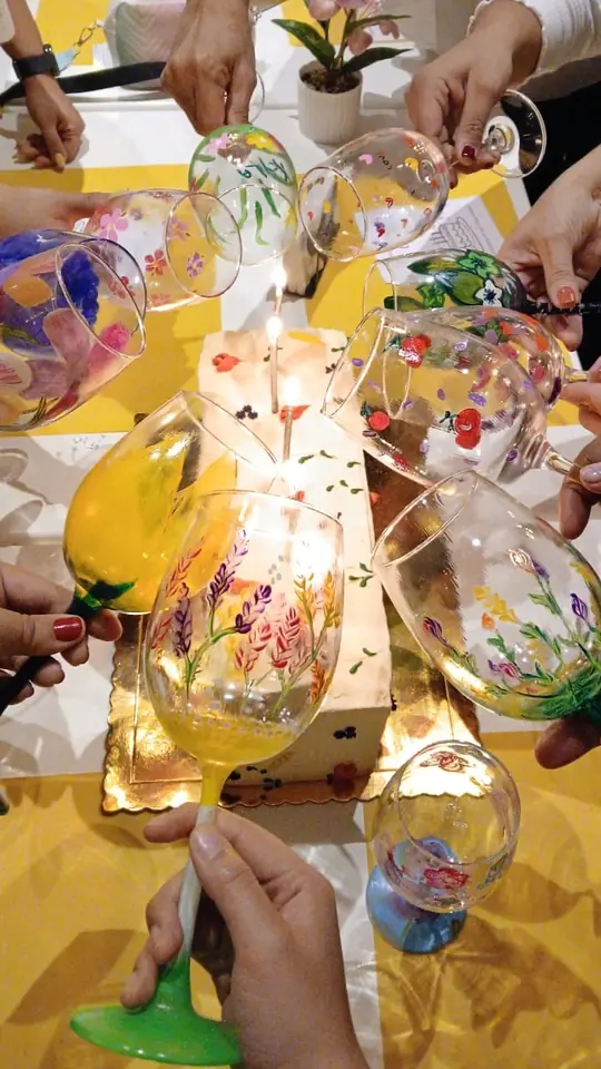 Brindis con copas de vidrio pintadas con flores