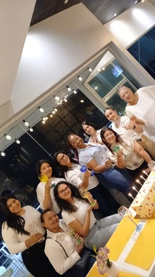 Grupo de invitadas brindando con sus copas pintadas